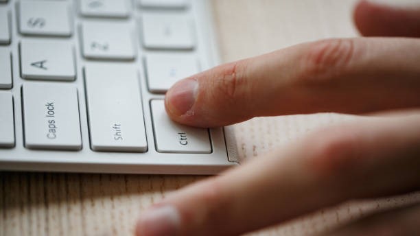 Fingerspids berører computertastatur.